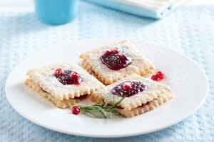 Lingonberry shortbread cookies