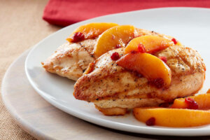 Boneless chicken breasts with lingonberry-peach topping