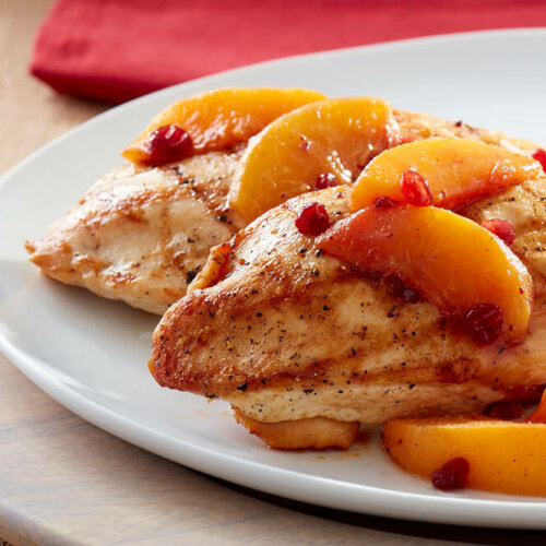 Boneless chicken breasts with lingonberry-peach topping